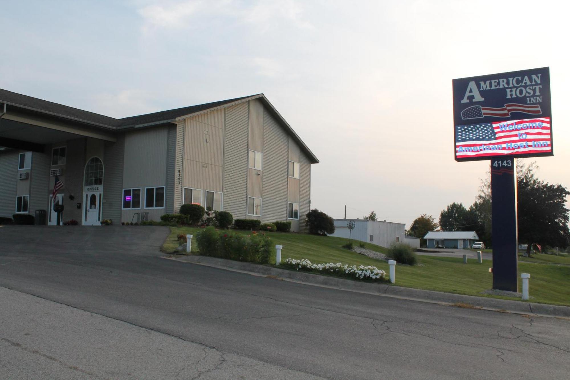 American Host Inn Hart Exterior photo